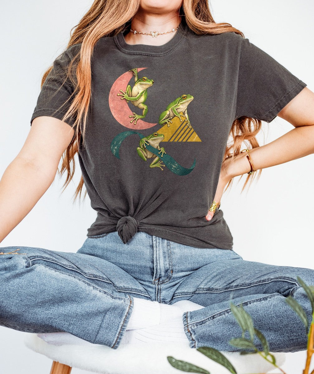 Green Tree Frogs Geometric Moon Triangle Ribbon Tee Midcentu - Comfort Colors tee closeup v4